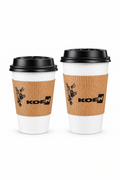 Vaso compostable Café Koen de 8 oz, escala compacta sobre fondo blanco